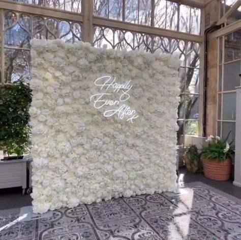 Rose Wall Backdrop Wedding, White Rose Backdrop Floral Wall, White Flower Wall Wedding Backdrop Ideas, White Rose Wall Wedding, White Flower Wall With Neon Sign, White Rose Backdrop, White Flower Wall Wedding, Wedding Cake Backdrop, White Rose Wall