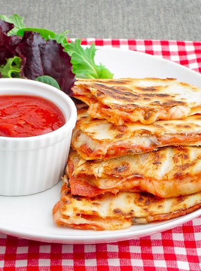 Pepperoni Pizza Quesadillas - Sounds quick & yummy! Pepperoni Pizza Quesadillas, Pizza Quesadillas, Pizza Pepperoni, Lake Ideas, Crescent Roll, God Mat, Think Food, Idee Pasto Sano, Party Foods