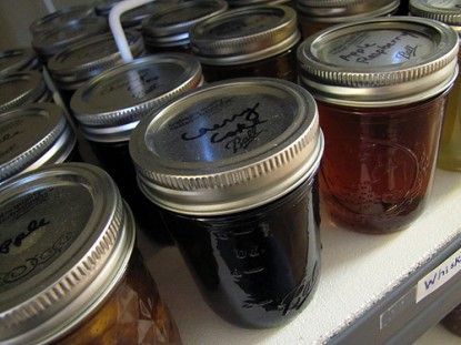 A soft drink twist on jelly! Dr. Pepper jelly, root beer jelly, Mountain Dew jelly, cherry coke jelly, anything! Dr Pepper Jelly, Soda Jelly, Jelly Homemade, Canning Jelly, Jam Preserves, Summer Canning, Beer Jelly, Jelly Making, Preserving Vegetables