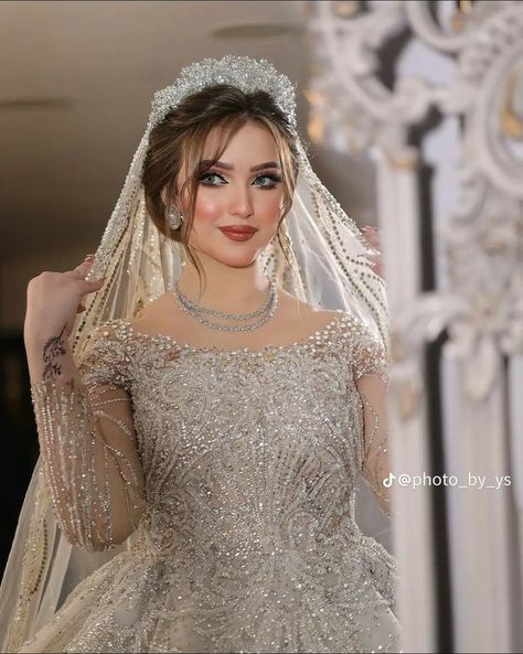 Arabic Hairstyles Wedding, Arabic Hair Styles, Arab Bride Hairstyles, Arabic Hairstyles, Arab Bride, With And Without Makeup, Bride Hair Down, Bride Looks, Good Makeup