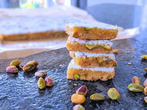 Easy lemon and pistachio bars; gooey lemon squares with shortbread base. This recipe for lemon squares or slices has shortcrust base and lemon curd-like topping filled with pistachios. Try salted pistachios for extra zing! Gooey Butter Cake Bars, Pistachio Bars, Butter Cake Bars, Lemon Shortbread, Lemon Bar, Lemon Squares, Gooey Butter Cake, Shortbread Bars, Sweet Bar