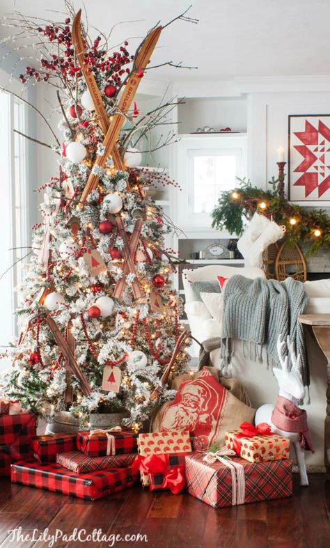 Lodge Christmas Tree, Ski Lodge Christmas, Shappy Chic, Ski Christmas, Christmas Homes, Lilypad Cottage, Themed Christmas Tree, Christmas Cottage, Red White Christmas