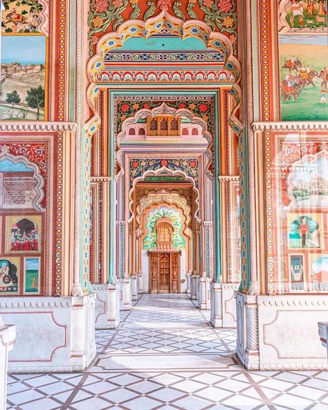 Lonely Planet on Instagram: “Today’s #lonelyplanet  regram comes from @tejwantsinghphotography who shot this gorgeous photo in #India. Tag your images #lonelyplanet for…” Patrika Gate Jaipur, History Of Diwali, Circle Garden, Bird Pencil Drawing, India Painting, Famous Architecture, Famous Monuments, Wedding Backdrop Design, India Culture