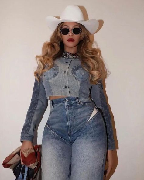 Tanner Adell Outfits, Meg The Stallion Cowgirl Outfits, Beyonce Cowboy Carter Outfit, Denim Western Outfit, Beyonce Country Aesthetic, Beyonce Country, Denim Cowgirl Outfit, Beyoncé Cowboy Carter, Beyonce Cowboy Carter Photoshoot