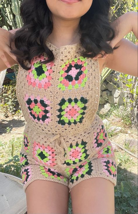 Granny Square Romper, Granny Square Overalls, Crochet Overalls, Granny Square Crochet Patterns Free, Crochet Design Pattern, Spring Dress, Diy Crochet Projects, Crochet Granny, Crochet Techniques