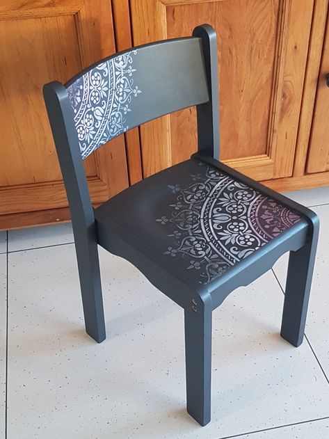 Hand Painted Wooden Chairs, Painted Chairs Ideas Inspiration, Wooden Chair Painting Ideas, Kids Table And Chairs Makeover, Chair Painting Ideas, Painted Chairs Ideas, Painted Folding Chairs, Table And Chairs Makeover, Wooden Chair Makeover