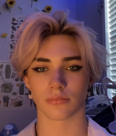 Smudged Eyeliner Men, Eyeliner On Guys, Eyeliner Styles Men, Simple Mens Makeup, Guys With Eyeliner Aesthetic, Guys Wearing Eyeliner, Man With Eyeliner, Men Wearing Makeup Aesthetic, Makeup Masculine