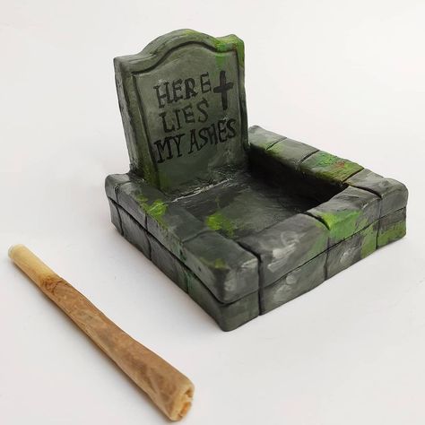 Grave ashtray ⚰️✨ • 7,5x8cm • formed from modeling clay • painted with acrylic paint • sealed with epoxy resin Available on my Etsy 💕… Diy Air Dry Clay, Sculpture Art Clay, Air Dry Clay Projects, Tanah Liat, Clay Diy Projects, Clay Paint, Clay Crafts Air Dry, Ash Tray, Modeling Clay