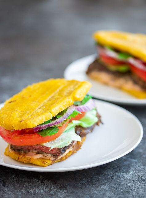 Plantain Sandwich, American Sandwich, Fried Plantain, Crispy Potato Wedges, Steak Sandwich Recipes, Fried Plantains, Plantain Recipes, Boricua Recipes, Tender Steak