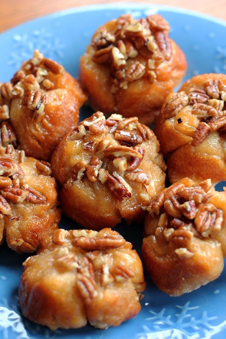 30-Minute Caramel Pecan Sticky Buns - The perfect Christmas morning breakfast recipe! Quick Sticky Buns, Easy Pecan Sticky Buns, Easy Caramel Pecan Sticky Buns, Caramel Pecan Sticky Buns, Caramel Sticky Buns, Morning Recipes Breakfast, Pecan Sticky Buns, Caramel Pecan, Sticky Buns