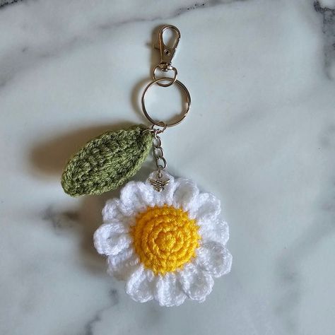 Crochet Little Gifts, Crochet Bag Tag, Crochet Birthday Presents, Crochet Key Charm, Easy Small Crochet Gifts, Crochet Purse Charms, Sellable Crochet Items, Key Chains Crochet, Bag Charms Crochet