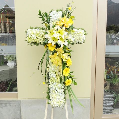 Cruces en Lima, Perú - Floreria Sirus Church Flower Arrangements, Sympathy Flowers, Arte Floral, Flower Shop, Celebration Of Life, Easter Decorations, Fresh Flowers, Floral Arrangements, First Birthdays