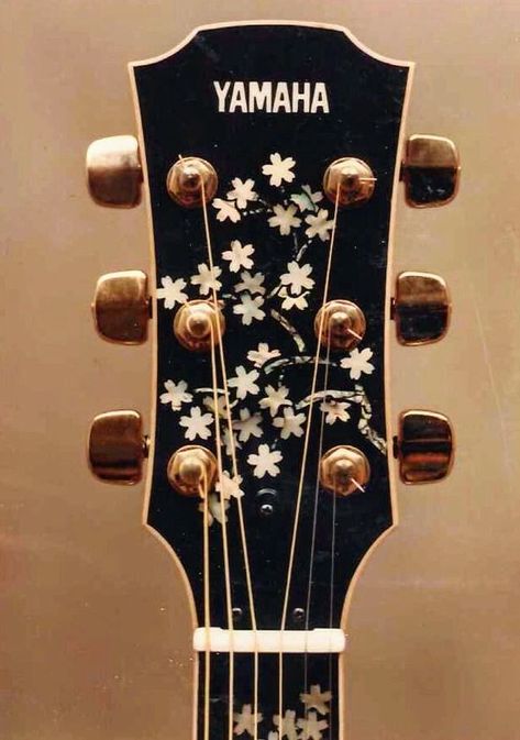 Patterns Nature, Pretty Guitars, Artistic Portraits, Whimsical Flowers, Romantic Aesthetic, Guitar Obsession, Guitar Painting, Instagram Paris, Mazzy Star