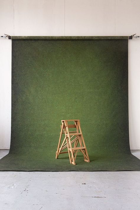 Textured Backdrop Photography, Velvet Backdrop Photoshoot, Color Backdrop Photoshoot, Diy Studio Backdrop, Green Backdrop Photoshoot, Paper Backdrop Photography, Studio Backdrop Ideas, Fabric Backdrop Photoshoot, Green Background Photoshoot