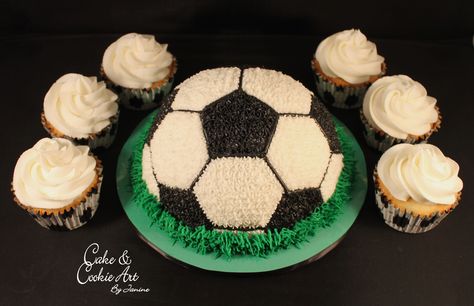 Soccer ball cake Rehearsal Dinner Dessert Ideas, Soccer Cupcakes, Soccer Ball Cake, Pull Apart Cupcake Cake, Cookies Wedding, Pull Apart Cake, Soccer Cake, Soccer Birthday Parties, Pull Apart Cupcakes