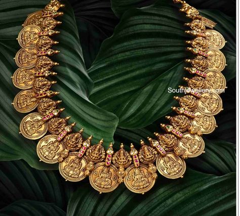 22k gold antique Lakshmi kasu necklace by Ananth Diamonds. Kasu Necklace Designs, Kasu Mala Designs Gold, Kasulaperu Jewellery, Gundla Mala, Kasu Necklace, Gold Earing, Kasu Mala, Mango Haram, Gold Jhumka