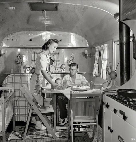 Shorpy Historical Photos, Vintage Housewife, Regal Design, Trailer Home, Vintage Travel Trailers, Vintage Versace, Vintage Camping, Vintage Trailer, Vintage Trailers