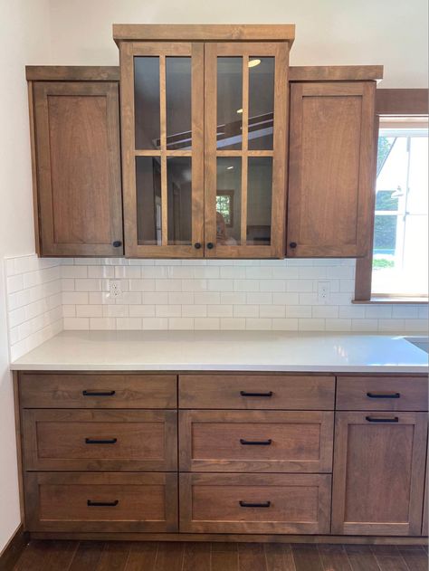 Kitchen Design Upper Cabinets, Dark Farmhouse Kitchen Cabinets, Country Farmhouse Cabinets, Small Wood Cabinet Kitchen, Accent Walls Kitchen Ideas, Craftsman Wood Kitchen Cabinets, All Wood Cabinets Kitchen, Cabnit Stain Wood Cabinets, Wood Tone Kitchen Cabinets 2023