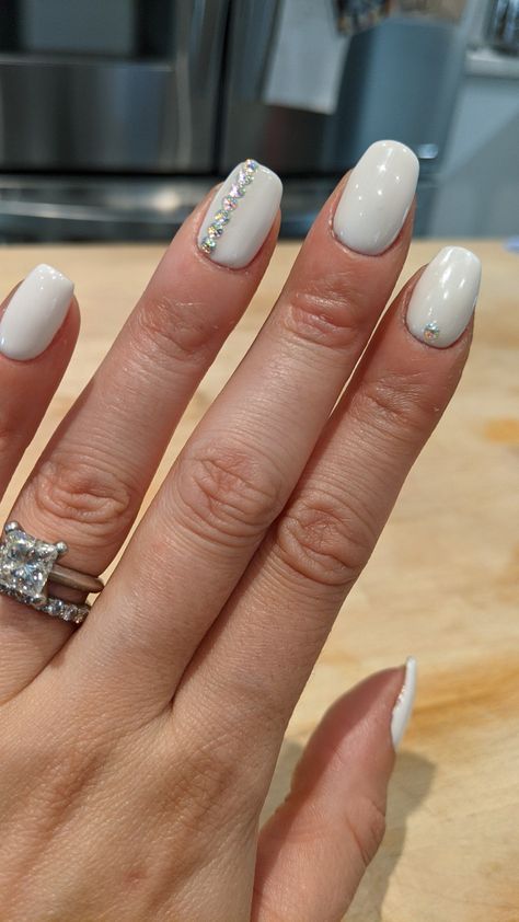 White And Gold Nails With Rhinestones, White Short Nails, Cinderella Ball, Ball Hair, Gold Acrylic Nails, Plain Nails, White Glitter Nails, Ball Hairstyles, Nails White