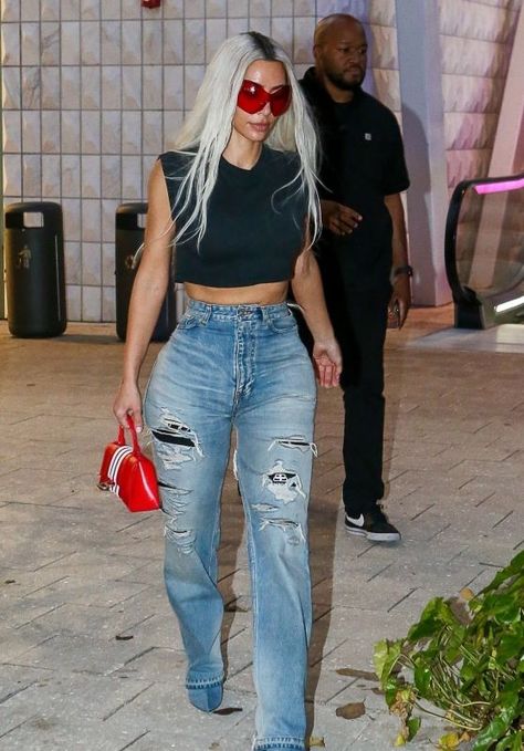 Kim Kardashian Relaxed Style, Kim Kardashian Casual Outfits 2022, Kim K Iconic Looks, 2023 Kim Kardashian, Casual Kardashian Outfits, Kim Kardashian Denim Outfit, Kim Kardashian Fashion 2023, Kim Kardashian Concert Outfit, Kim Kardashian Baggy Jeans