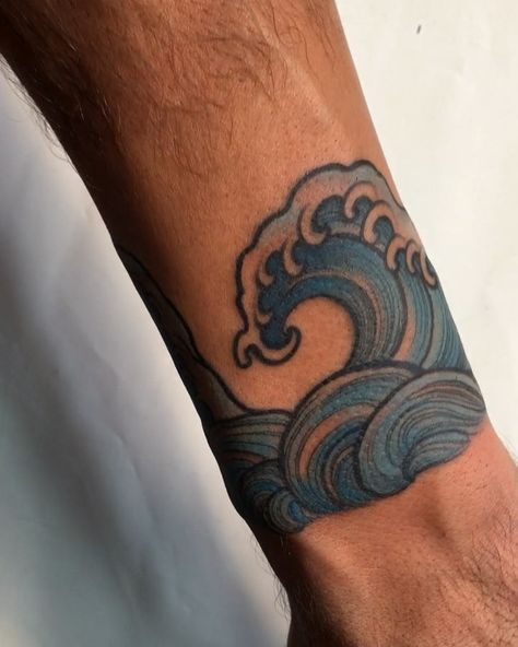 Bruno Kenji Morimoto on Instagram: “Faz tempo que não posto nada com cores 😬 Valeu Jhony 🙏🏻🌊 #wavetattoo #freehandtattoo #hokusai #japanesetattoo #linework #tattoo #tattrx” Asian Waves Tattoo, Traditional Wave Tattoo, Hokusai Tattoo, Linework Tattoo, Wave Tattoo, Palm Tree Tattoo, Waves Tattoo, Traditional Tattoos, Neo Traditional