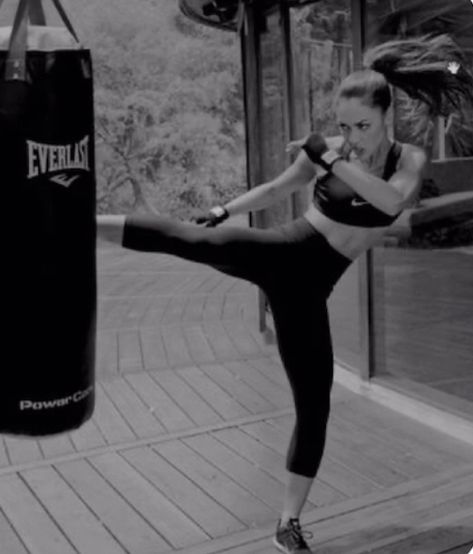 Pilates Workout Clothes, Boxe Thai, Lindsey Morgan, Pilates Clothes, Boxing Girl, Badass Aesthetic, Cute Gym Outfits, Sports Aesthetic, Fitness Magazine