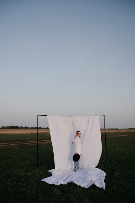 White Sheet Photography, Backdrop Outside Photoshoot, Outdoor Studio Photography, Backdrop Photoshoot Ideas, Backyard Photography, Photography Concept, Lake Garden, Nature Photoshoot, White Sheet