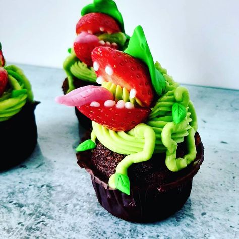 Audrey 2 Cupcakes, Bettle Juice Cupcakes, Cursed Cupcakes, Beetle Juice Cupcakes, Snake Cupcakes, Beetlejuice Party, Monster Birthday Cakes, Audrey 2, Cursed Things