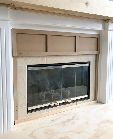 Is your fireplace dated and in need of a refresh? Check out this fireplace makeover. The before and afters are amazing!! Gas Fireplace Makeover, Reface Fireplace, Modern Teen Bedrooms, Teen Bedroom Makeover, Farmhouse Mantel, Fireplace Redo, Mudroom Makeover, Diy Fireplace Makeover, Decor Salon