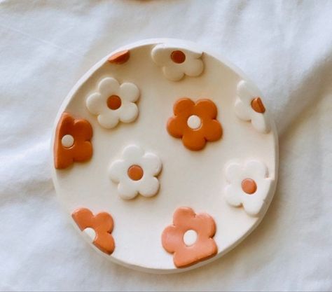 Clay Jewelry Dish Cow, Jewelry Dishes Diy, Aesthetic Clay Jewelry Dish, Jewelry Bowl Clay, Clay Flower Dish, Polymer Clay Dishes, Cute Clay Dishes, Clay Dishes Diy Jewelry Holder, Cute Clay Bowls