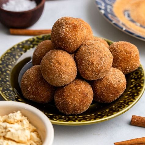 Soft, chewy, and packed with cinnamon flavor - who doesn’t love snickerdoodle cookies? We wanted to create a healthier alternative to our favorite cookie, so we developed these delicious snickerdoodle protein balls to satisfy our sweet tooth. Snickerdoodle Protein Balls, High Energy Snacks, Oat Balls, Protein Energy Bites, Desserts In A Jar, Recipes For The Week, Protein Balls Recipes, Protein Packed Snacks, Snickerdoodle Cookies