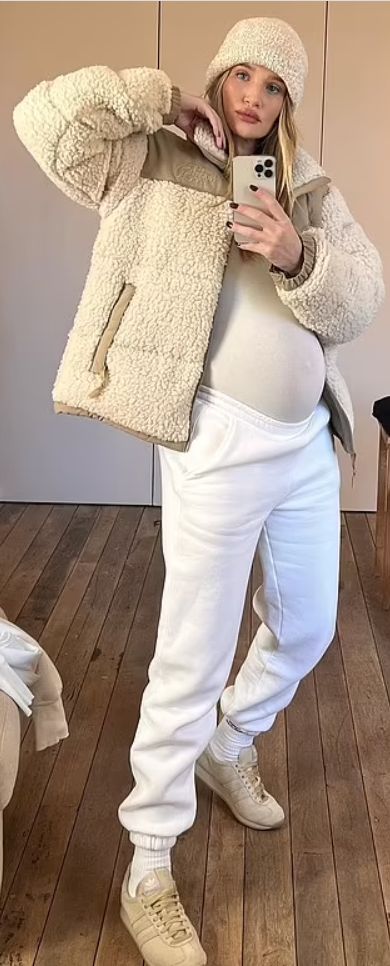 Rosie Huntington Whiteley Maternity Style, Rosie Huntington Pregnant Style, Pregnant Street Style Winter, Rosie Huntington Whiteley Pregnant, Rosie Huntington Whiteley Maternity, Pregnant Snow Outfits, Rosie Hw Pregnant, Beige Coat, Kristin Cavallari