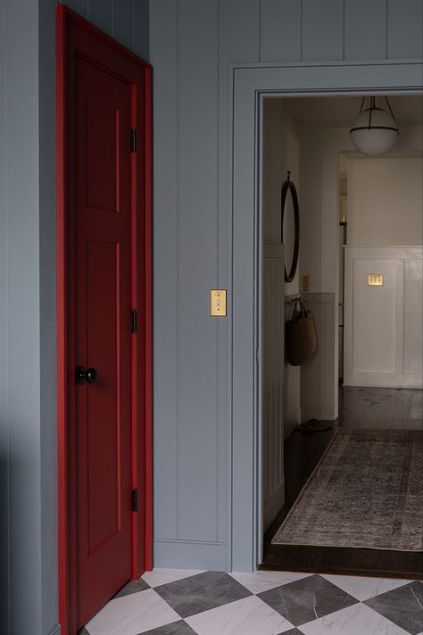 Small Laundry Room ideas Maroon Laundry Room, Burgundy Laundry Room, Red Laundry Room, Laundry Room Paint Color, Pink Laundry Rooms, Laundry Room Paint, Small Laundry Room Ideas, Diy Laundry Room, Laundry Doors