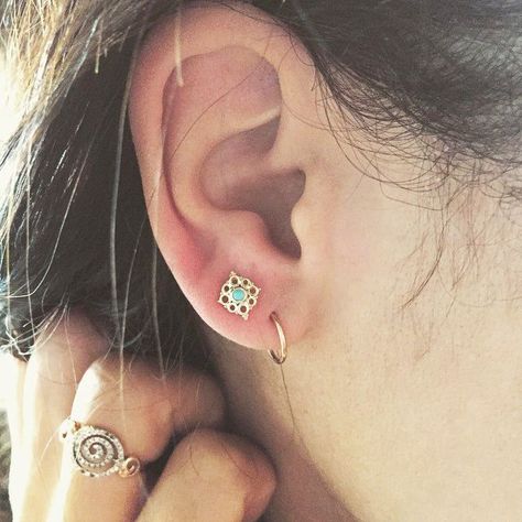 What do Beyoncé, Scarlett Johansson, and Rihanna have in common? When they want to take their ear game to the next level, they turn to Los Angeles piercer Brian Keith Thompson. Known for creating some of the most badass ear-piercing combinations in the city, he's garnered fans among celebs and Double Lobe Ear Piercing, Styling Multiple Ear Piercings, Third Hole Ear Piercing, Double Earrings Combinations, Two Ear Piercings Ideas, Earring Styles Ideas, Double Earlobe Piercing, Double Piercing Earrings Ideas, Double Lobe Piercing Ideas