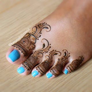 Image may contain: one or more people and closeup Leg Mehendi Design, Stylish Mehndi Design, Finger Mehndi, Leg Mehndi, Foot Henna, Modern Mehndi Designs, Full Mehndi Designs, Stylish Mehndi, Henna Tattoo Designs Simple