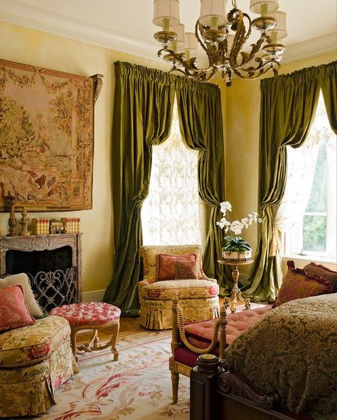 16 Charming Victorian Bedroom Design Ideas Italian Style Furniture, Style Toscan, Traditional Bedroom Design, Italian Bedroom Furniture, Amazing Bedroom Designs, Victorian Bedroom, Italian Interior Design, Green Curtains, Traditional Bedroom