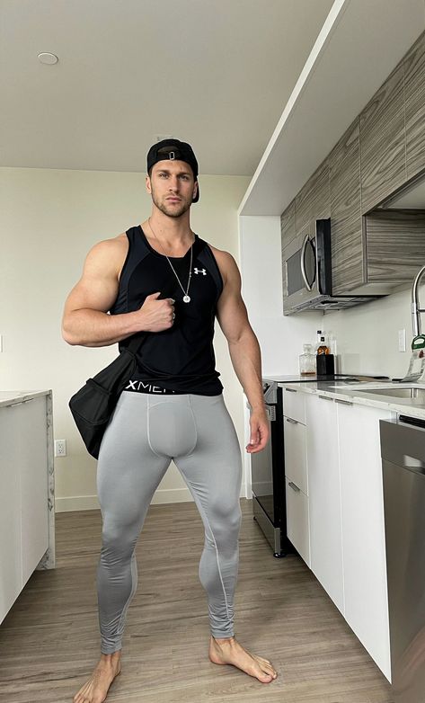 Twitter 남성 근육, Mens Workout Pants, Gym Boy, Gym Outfit Men, Lycra Men, Mens Leggings, Mens Compression, Running Leggings, Muscular Men