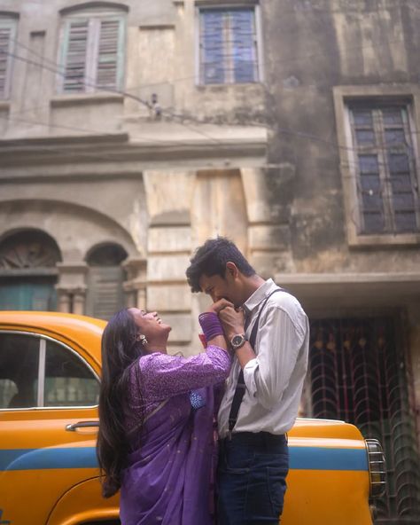 Kolkata Wedding Photography, Pre Wedding Shoot Ideas Kolkata, Pre Wedding Shoot Aesthetic, Saree Poses With Boyfriend, Kolkata Couple Photography, Cool Couple Photos, Indian Couple Poses, Poses To Recreate, Aesthetic Couple Poses