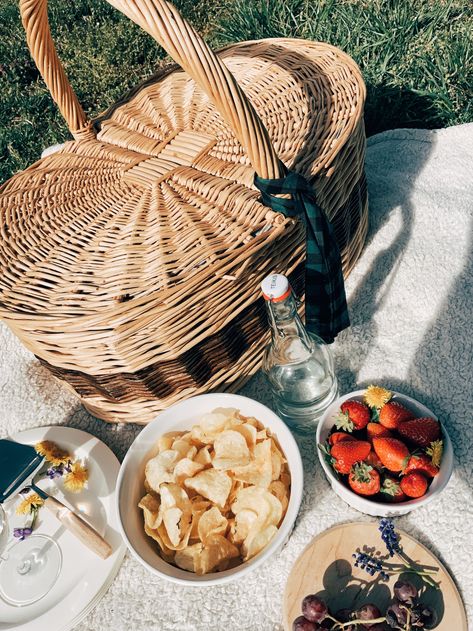 DIY Modern Picnic Basket Diy Picnic Basket, Picnic Basket Makeover Ideas, Upcycle Picnic Basket, Picnic Basket Purse, Vintage Picknick Basket, Antique Picnic Basket, Eco Friendly Diy, Vintage Crate, Basket Liners