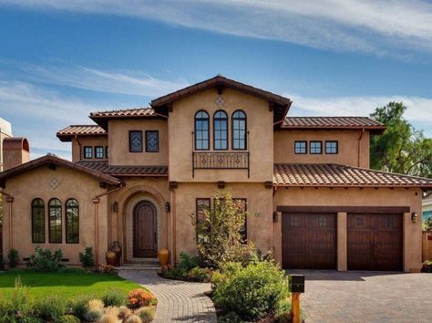 Features Of The Modern Hacienda Home Design Spanish House Design, Spanish Style Exterior, Spanish Style Home Interior, Modern Hacienda, Hacienda Homes, Tuscan Style Homes, Hacienda Style Homes, Stucco Homes, Tuscan Design