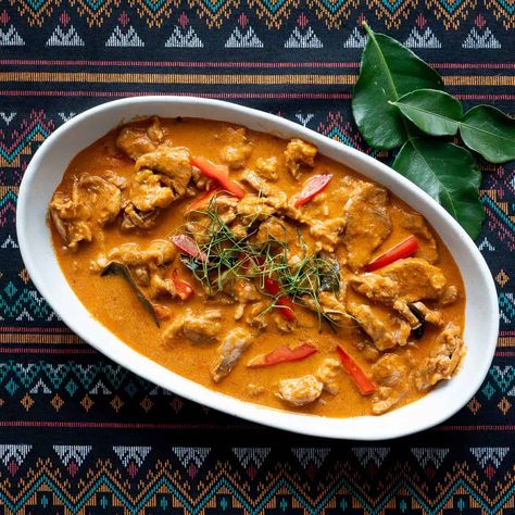 Healthy Panang Curry, Panang Curry Chicken, Pat Thai, Thai Curry Noodles, Thai Peanut Curry, Thailand Recipes, Penang Curry, Thai Panang Curry, Popular Thai Dishes