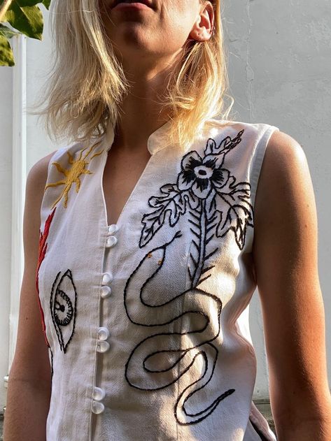 Fitted Embroidered Sleeveless Top, Summer Sleeveless Embroidered Top, Embroidered Halter Top, Sleeveless Cotton Embroidered Top, Embroidered Cotton Sleeveless Tank Top, Open Front Poncho, Diy Clothes Refashion, Cotton Kurti Designs, Embroidered Clothes