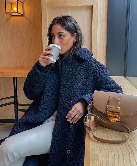 Hannah Cocobeautea, Navy Coat Outfit, Fall It Girl, Street Style Women Winter, Teddy Coat Outfit, Casual New Years Eve Outfits, Casual Fall Fashion, Fur Coat Outfit, Winter Mode Outfits