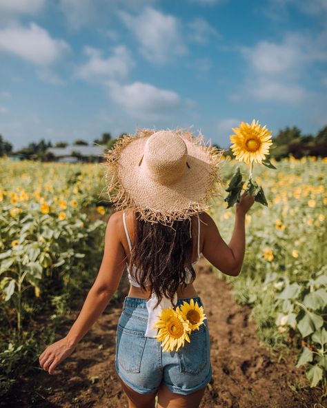 How to Pose for Photos: 48 Poses For Your Next Instagram Photoshoot Sunflower Field Photography, Sunflower Field Pictures, Sunflower Photography, Sunflower Photo, Spring Photoshoot, Flower Photoshoot, Pose Fotografi, Shotting Photo, Poster Photo