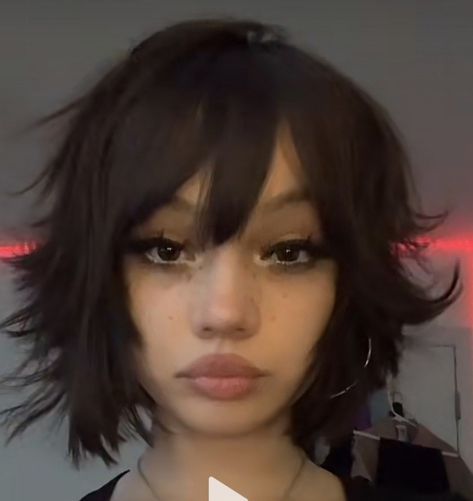 Kawaii Short Hairstyles With Bangs, Straight Emo Hair, Short Hair With Long Front Pieces Alt, Short Hairstyle Women Emo, Emo Bangs Short Hair, Draculara Hair Short, Bangs With Square Face, Curled Short Hair With Bangs, Unique Bangs Hair