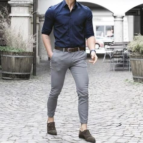 Best Chinos And Shirt Combinations For Men Formal Dresses For Men, Celana Fashion, Shirt Outfit Men, Herren Style, Formal Men Outfit, Indian Men Fashion, Men Fashion Casual Shirts, Formal Mens Fashion, Shirt Casual Style