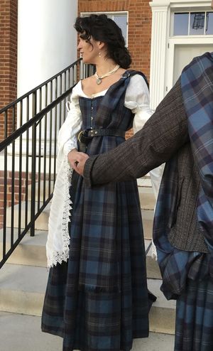 Scottish Dress For Women, Scottish Skirt Outfit, Scottish Costume, Outlander Style, Scottish Dress, Celtic Clothing, Scottish Women, Scottish Clothing, Kilt Outfits