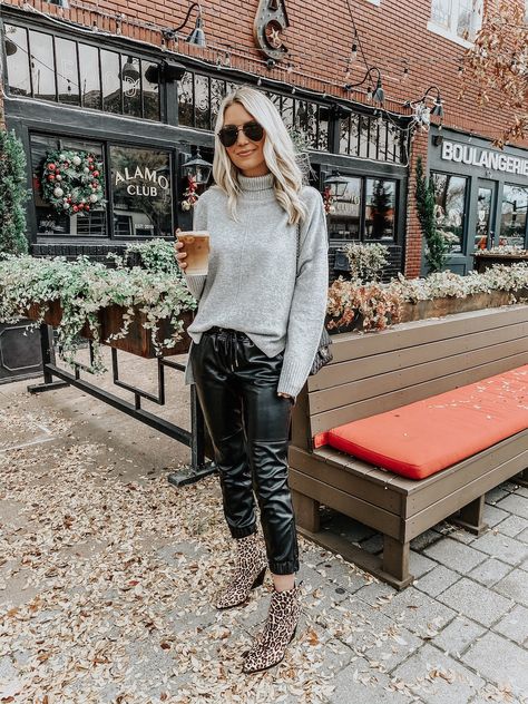 Joggers Outfit Women, Leather Trousers Outfit, Leather Pants Style, Faux Leather Joggers, Leather Jogger Pants, Leather Pants Outfit, Style Casual Chic, Leather Joggers, Joggers Outfit