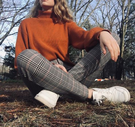 Fall Outfits Plaid Pants, Plaid Print Pants Outfit, Women Plaid Pants Outfit, Plaided Pants Outfit, Business Casual Outfits Plaid Pants, Orange Plaid Pants Outfit, Brown Checked Pants Outfit, Womens Plaid Pants Outfit, Plaid Pants Fall Outfits