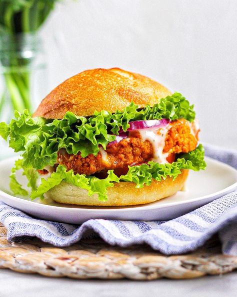 Buffalo Sandwich, Cauliflower Sandwich, Ways To Cook Cauliflower, Vegan Cauliflower Recipes, Vegan Buffalo Cauliflower, Vegan Sandwich Recipes, Cholesterol Recipes, Raw Snacks, Buffalo Chicken Sandwiches